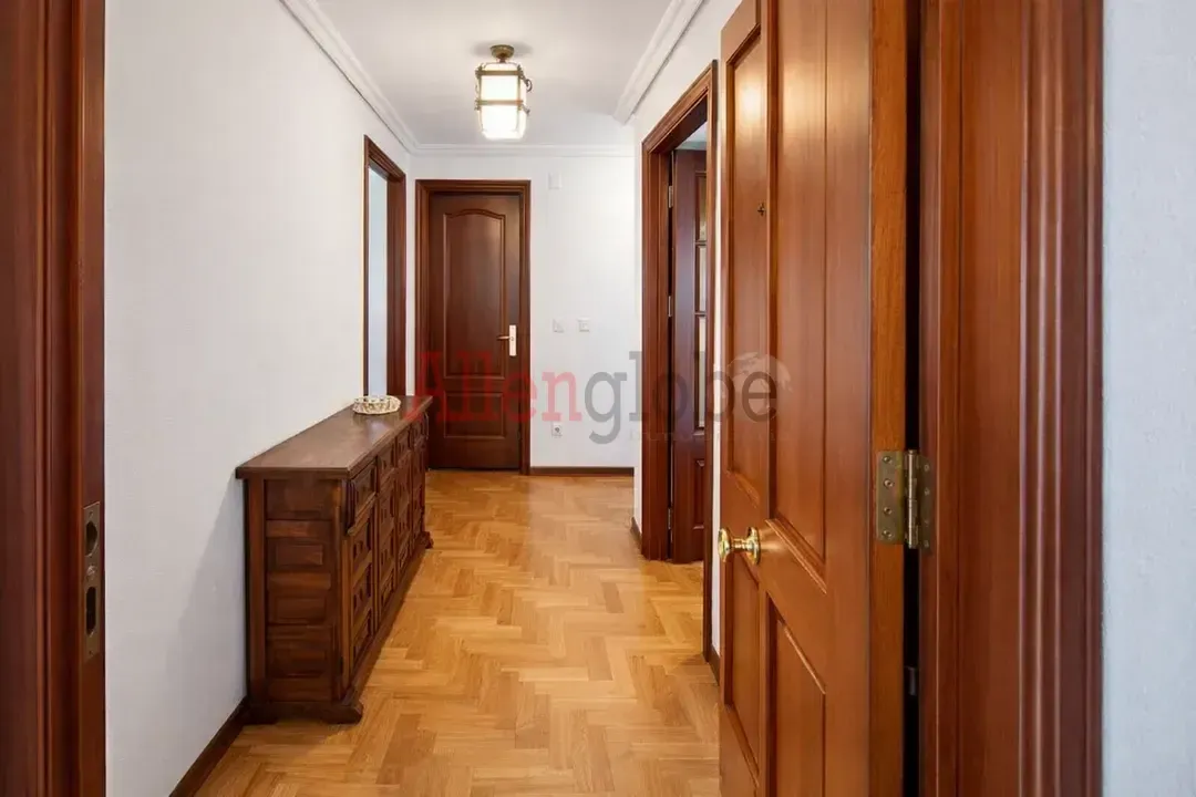 Habitación de Piso en venta en Oviedo  con Calefacción, Terraza y Trastero