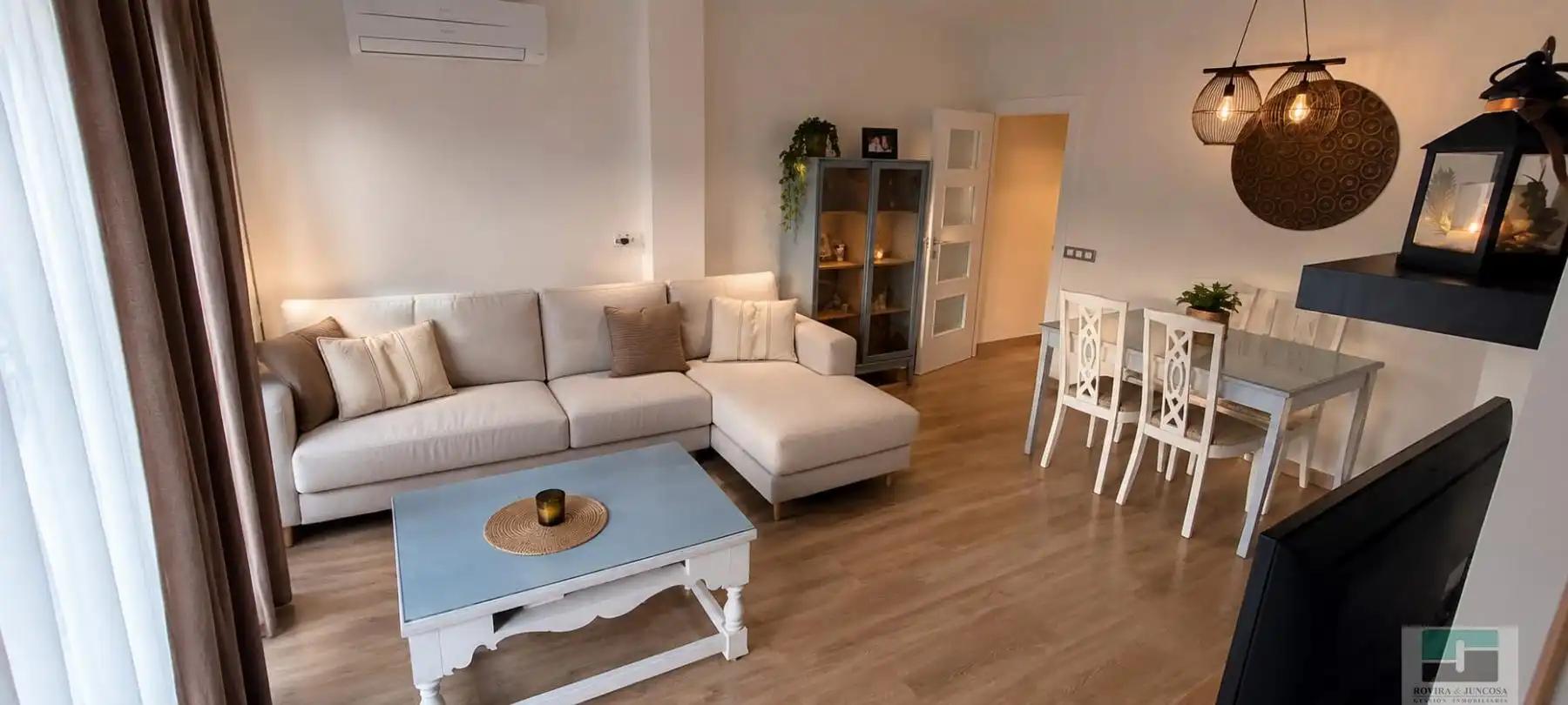 Sala d'estar de Àtic en venda en Castelldefels amb Aire condicionat, Parquet i Terrassa