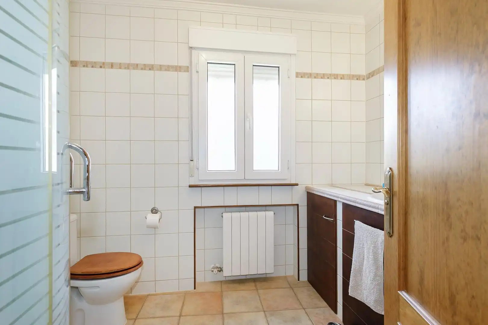 Bany de Casa o xalet en venda en Moclín amb Aire condicionat, Terrassa i Moblat