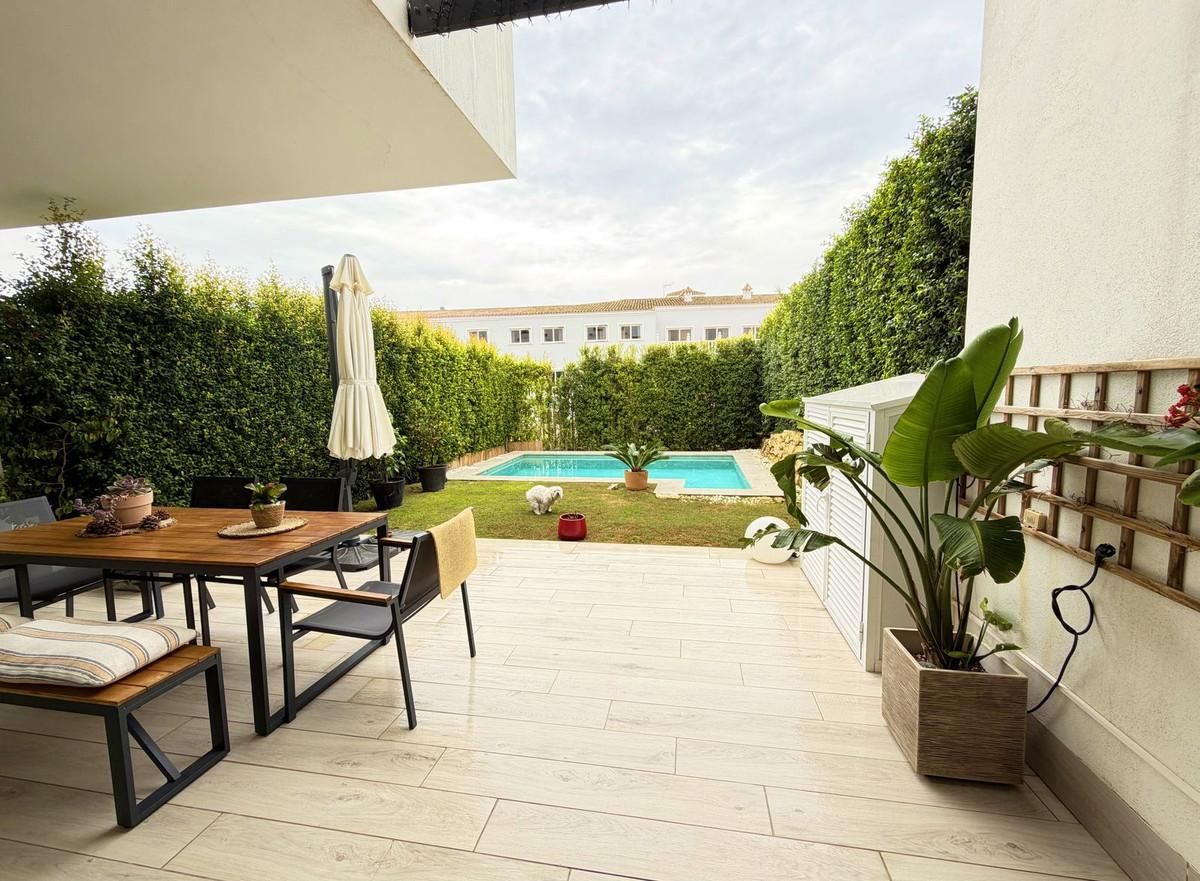 Jardí de Casa adosada en venda en Sotogrande amb Aire condicionat, Calefacció i Parquet