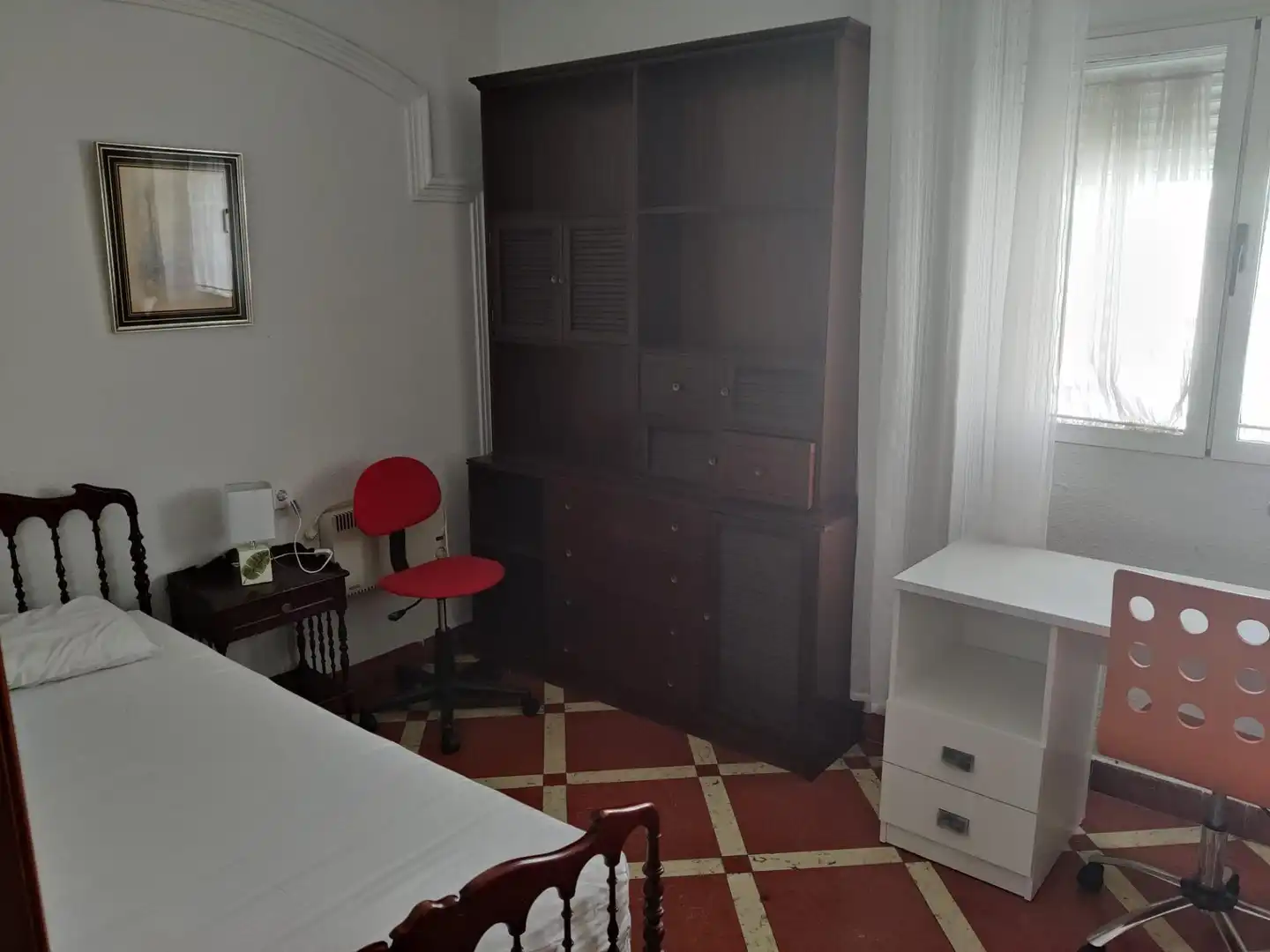 Dormitori de Pis de lloguer en Granada amb Terrassa i Balcó