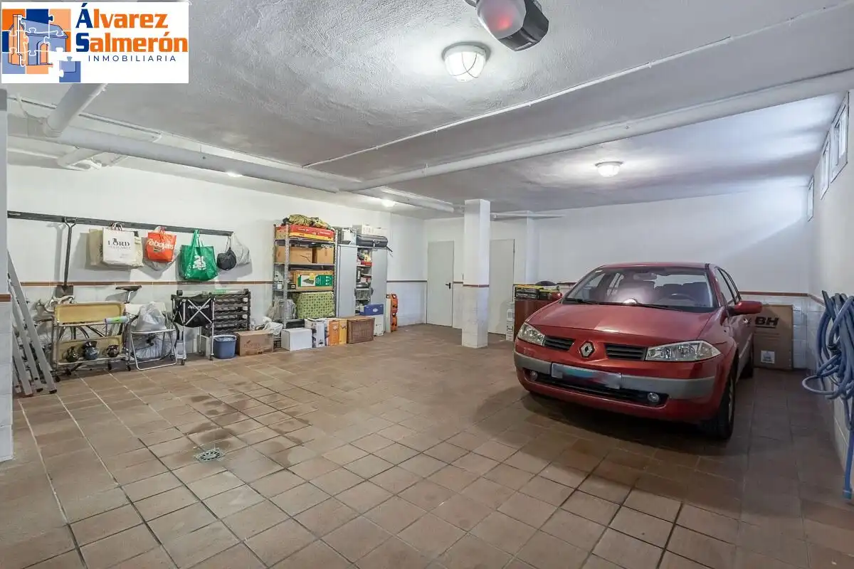 Parkplatz von Einfamilien-Reihenhaus zum Verkauf in Granada mit Privatgarten, Terrasse und Schwimmbad
