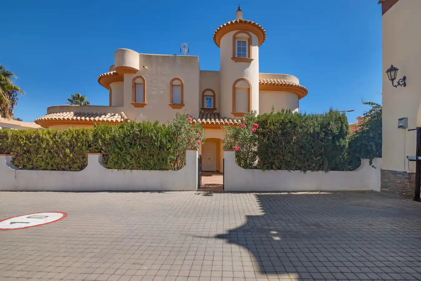 Vista exterior de Casa o chalet de alquiler en Islantilla con Aire acondicionado, Calefacción y Jardín privado