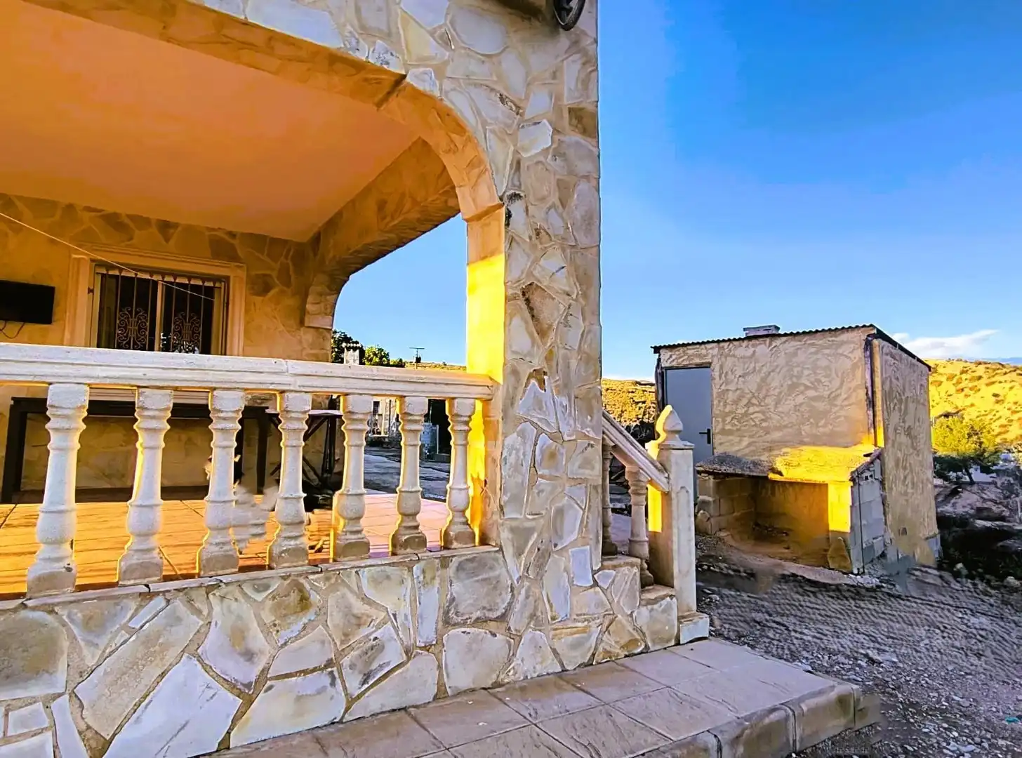 Vista exterior de Casa o xalet en venda en Crevillent amb Aire condicionat, Jardí privat i Traster