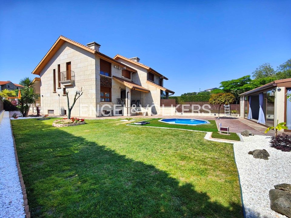 Vista exterior de Casa adosada en venda en Cambados amb Calefacció, Jardí privat i Parquet