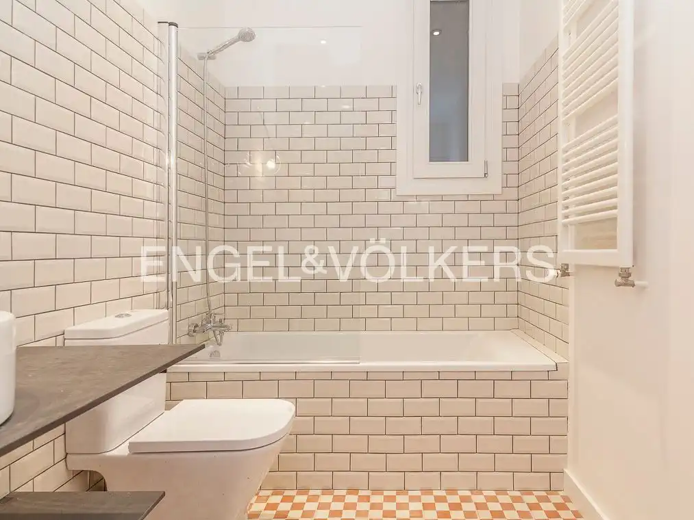 Baño de Piso de alquiler en Barcelona con Aire acondicionado, Calefacción y Jardín privado