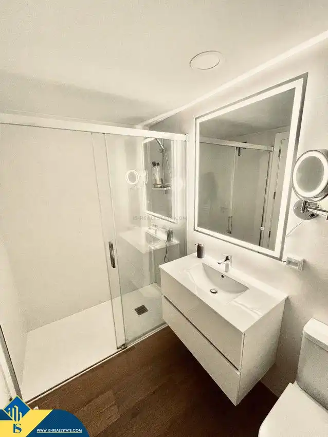 Baño de Piso en venta en Alicante / Alacant con Terraza, Amueblado y Piscina comunitaria