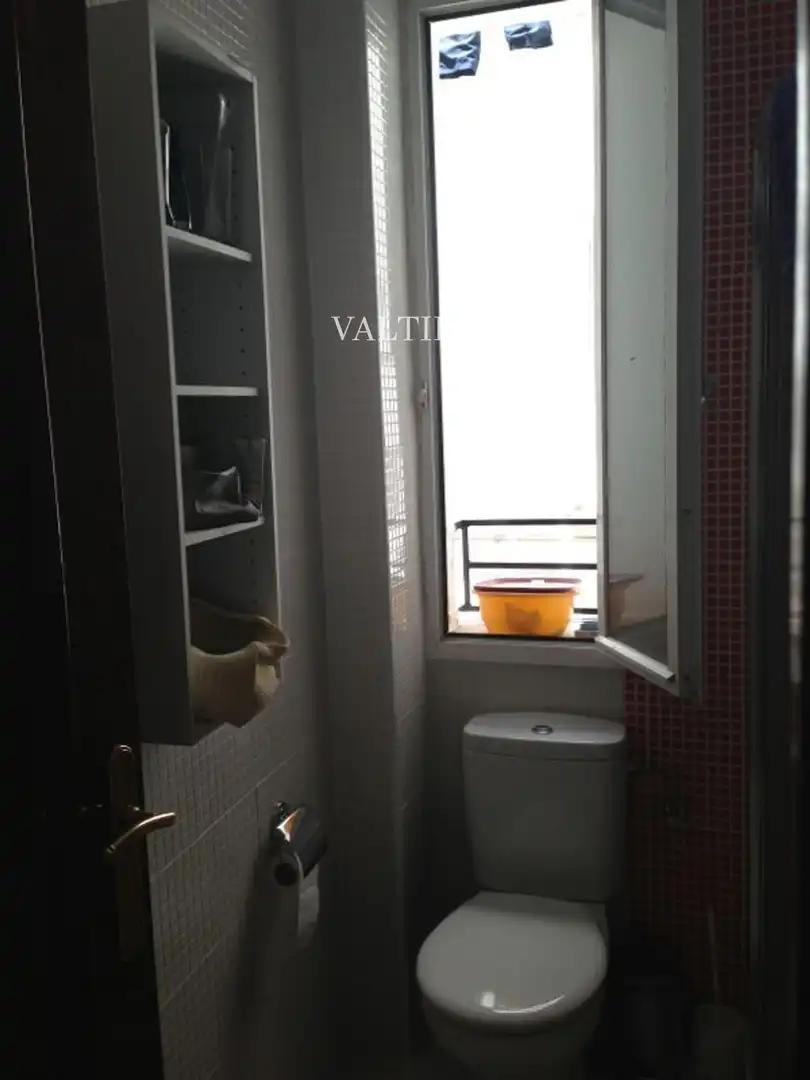 Badezimmer von Wohnung zur Miete in Madrid mit Abstellraum und Möbliert
