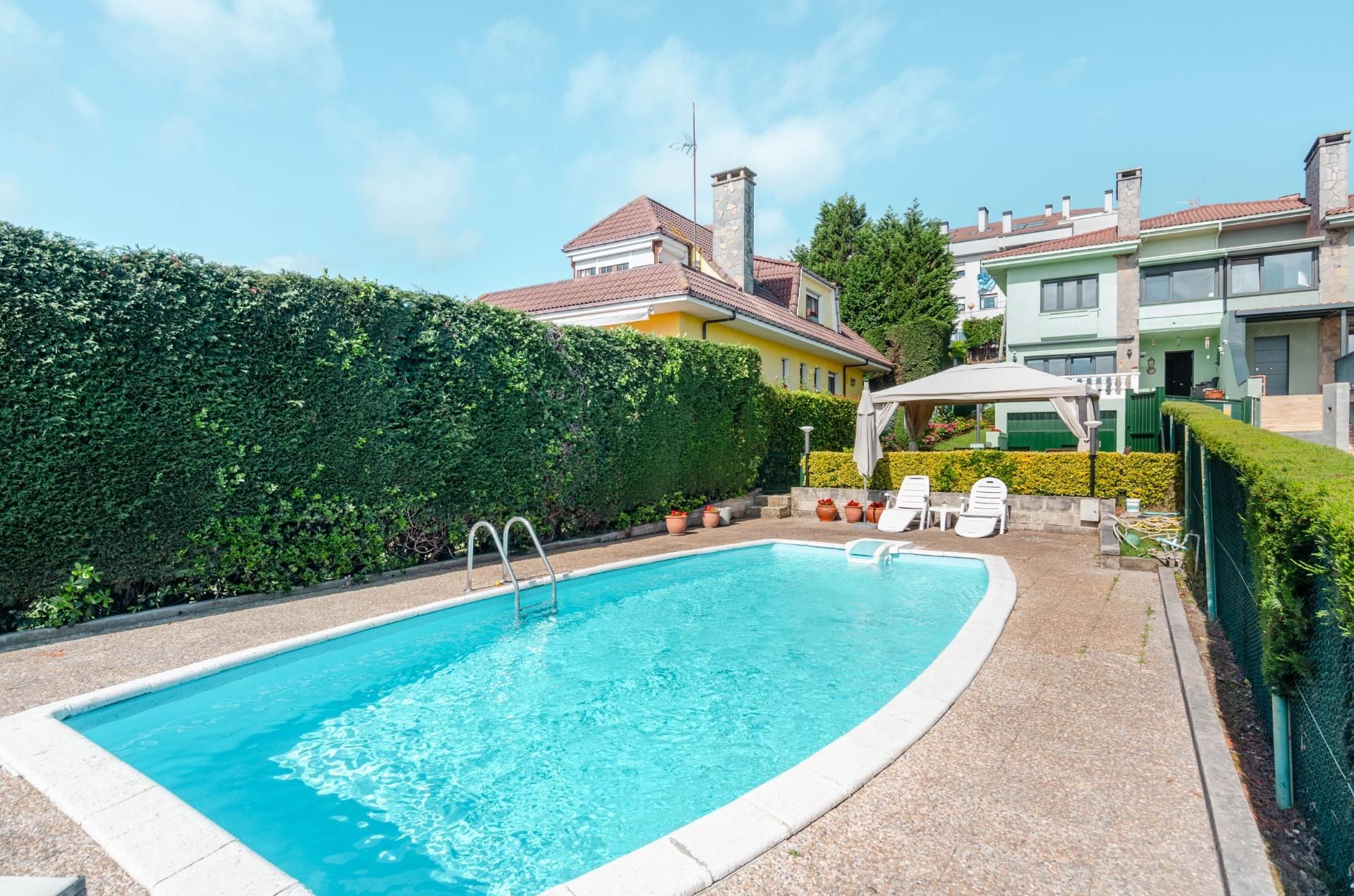 Piscina de Casa adosada en venda en Gozón amb Calefacció, Jardí privat i Terrassa