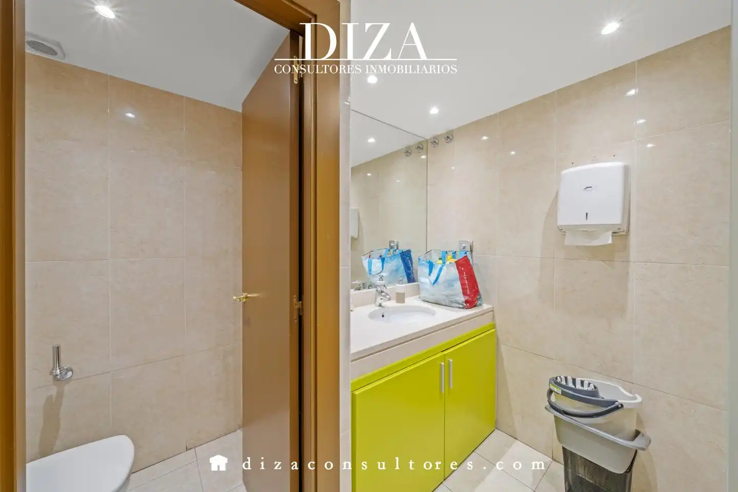 Baño de Oficina en venta en Madrid con Amueblado