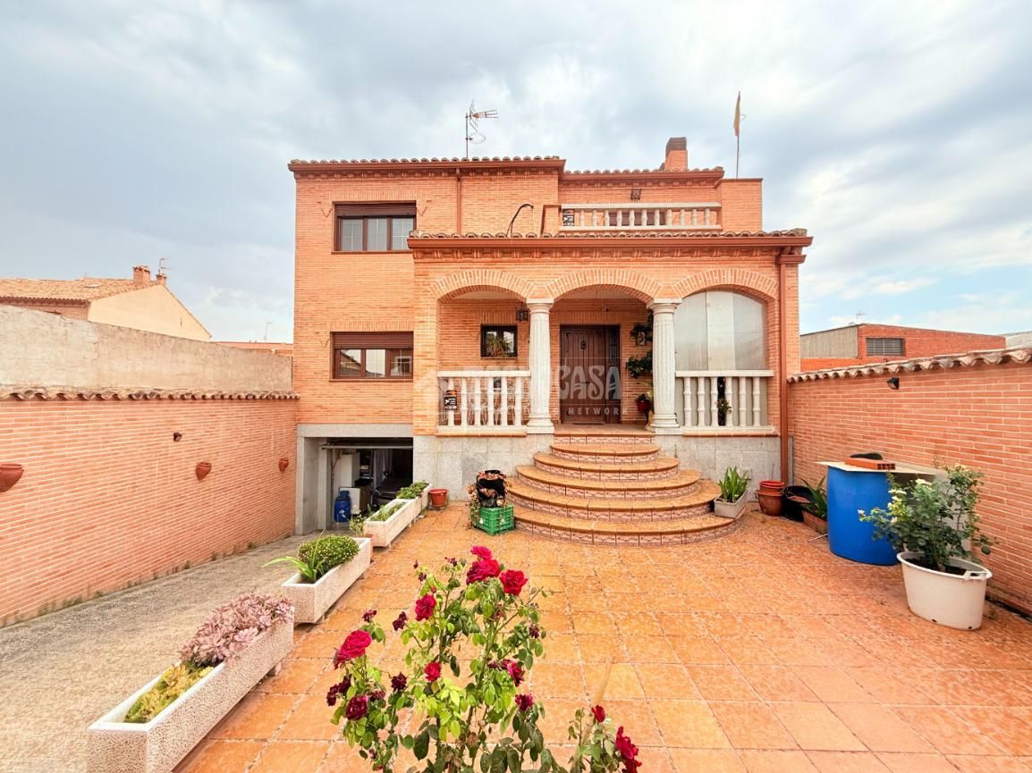 Vista exterior de Casa o xalet en venda en Cobeja amb Calefacció i Balcó