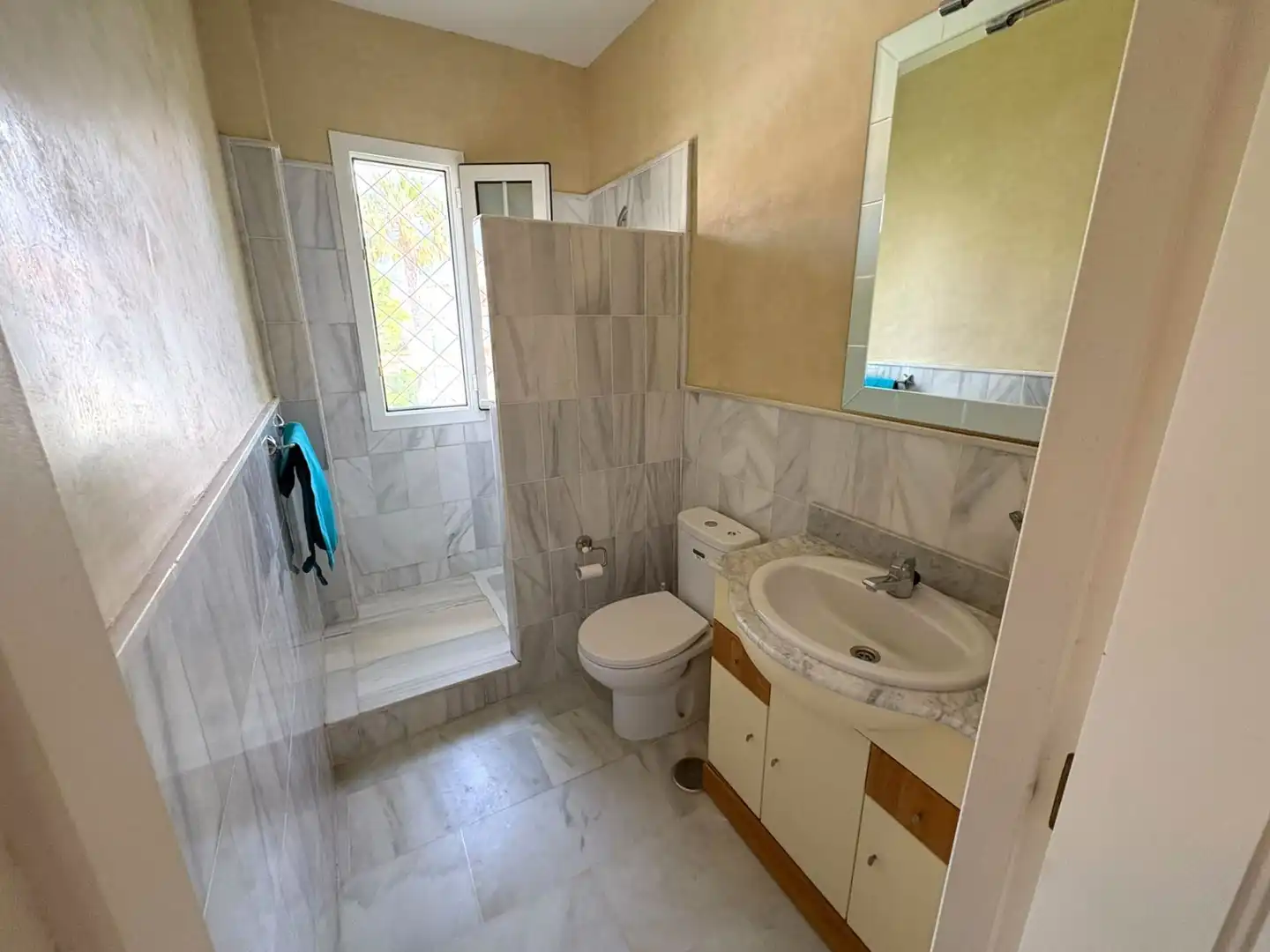 Baño de Casa adosada en venta en El Portil con Calefacción, Terraza y Amueblado