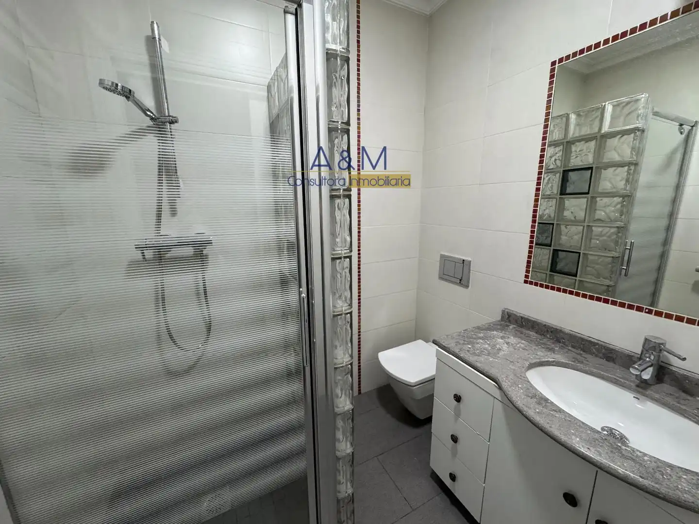 Badezimmer von Wohnung zur Miete in Valladolid mit Heizung, Parkett und Ofen