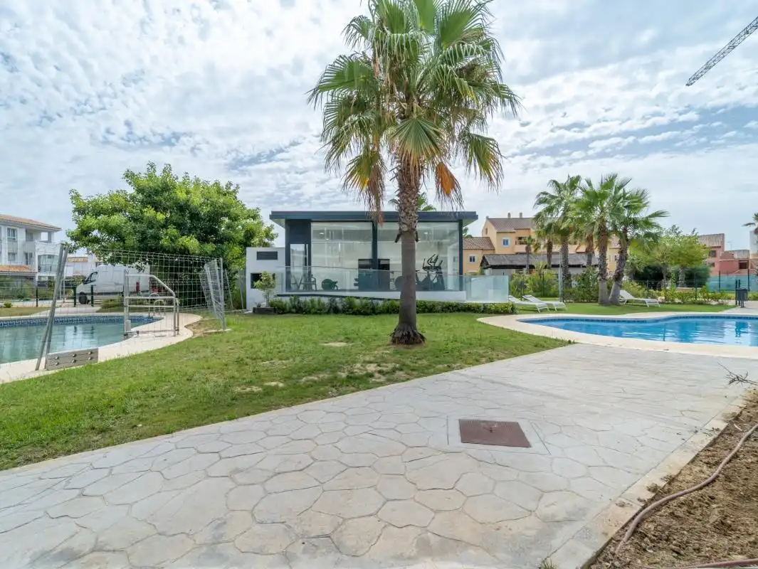 Schwimmbecken von Wohnung zum Verkauf in Manilva mit Klimaanlage, Heizung und Privatgarten