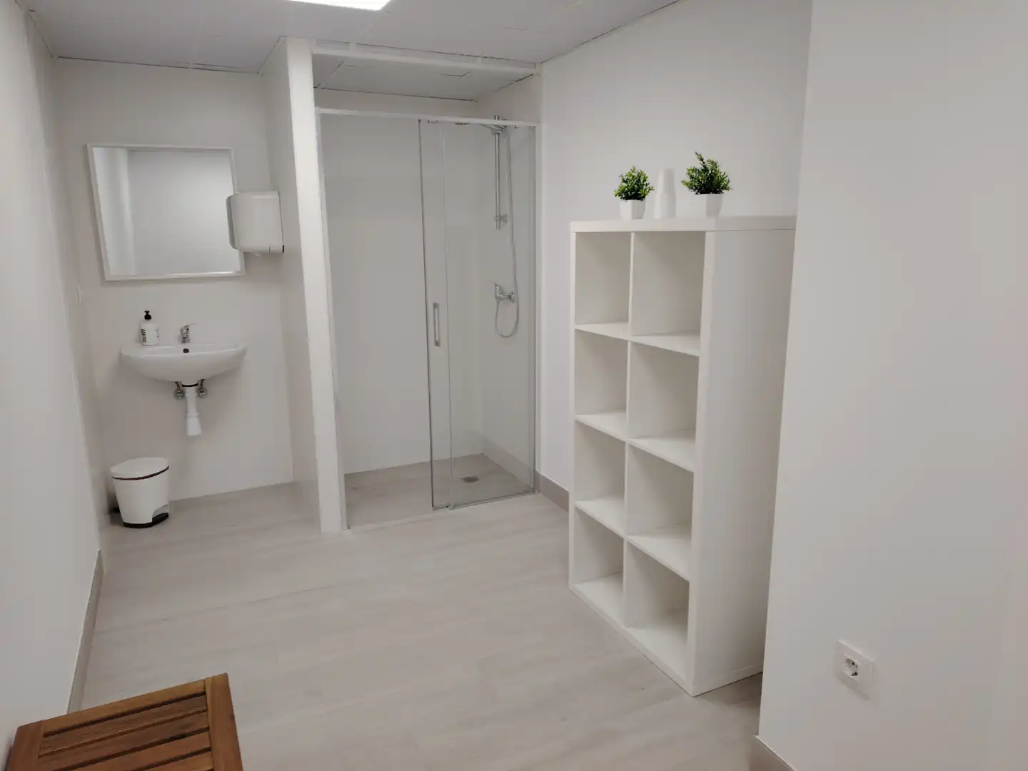 Baño de Local de alquiler en Sanlúcar la Mayor con Aire acondicionado, Calefacción y Amueblado