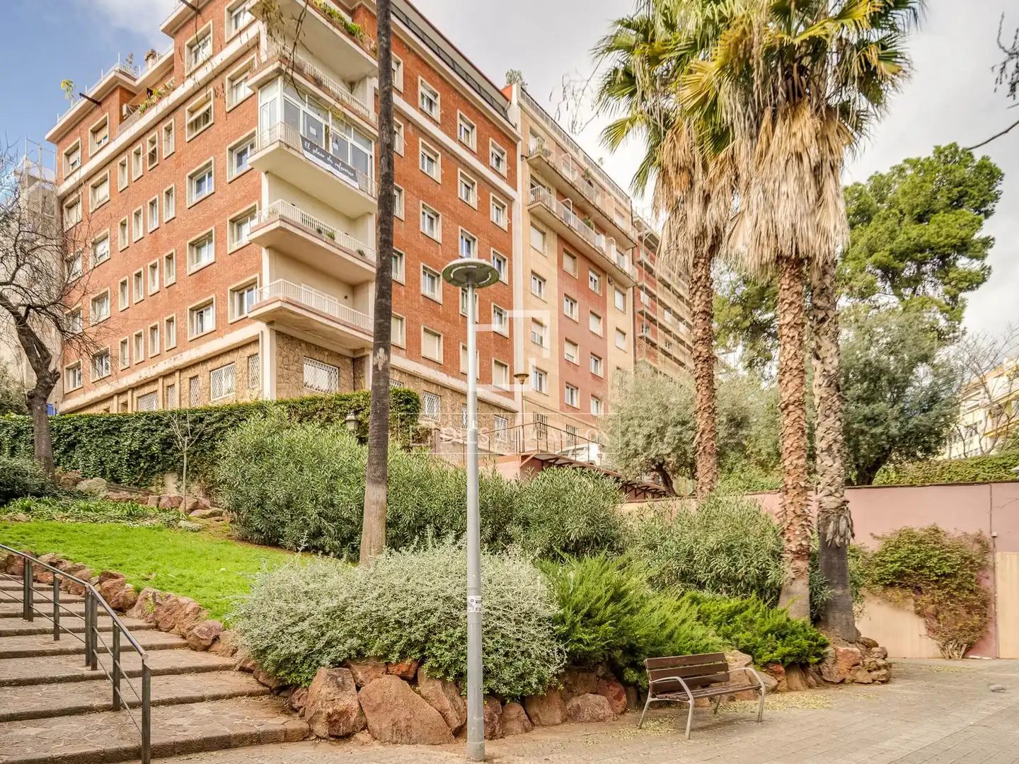 Außenansicht von Wohnung zum Verkauf in Barcelona mit Klimaanlage, Heizung und Privatgarten