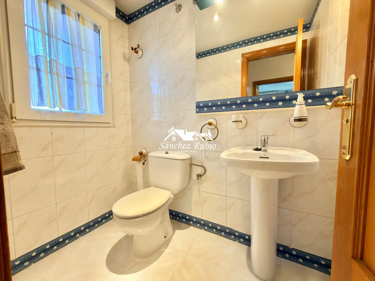 Badezimmer von Einfamilien-Reihenhaus zur Miete in Torrelodones mit Heizung, Privatgarten und Parkett
