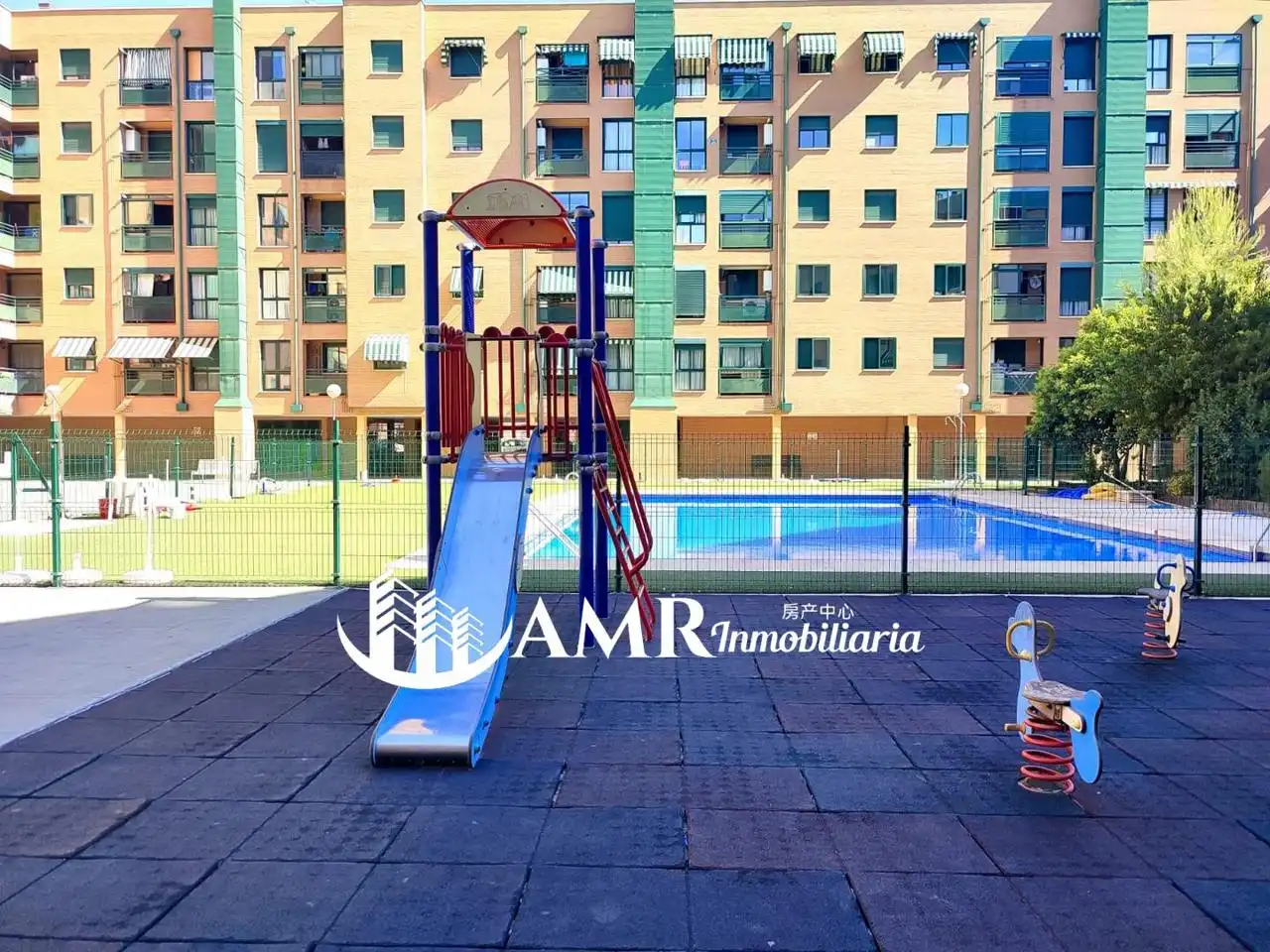Piscina de Piso en venta en Parla con Calefacción, Trastero y Amueblado