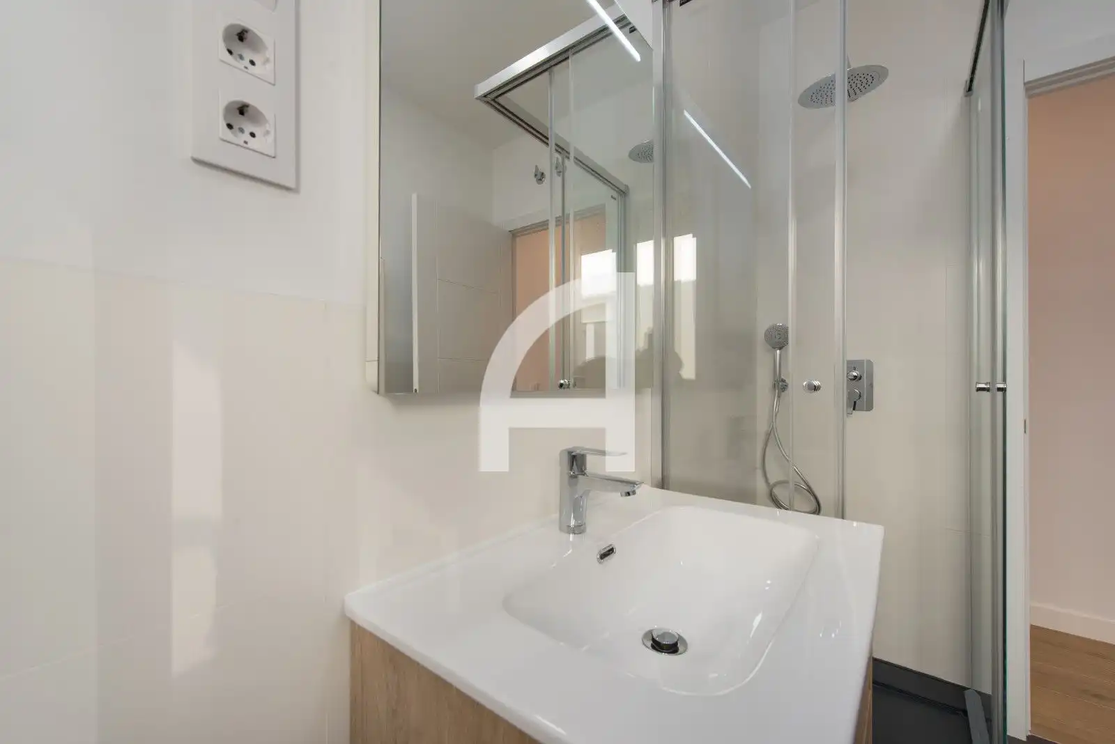Bathroom of Attic for rent in Madrid  with Air Conditioner, Heating and Terrace
