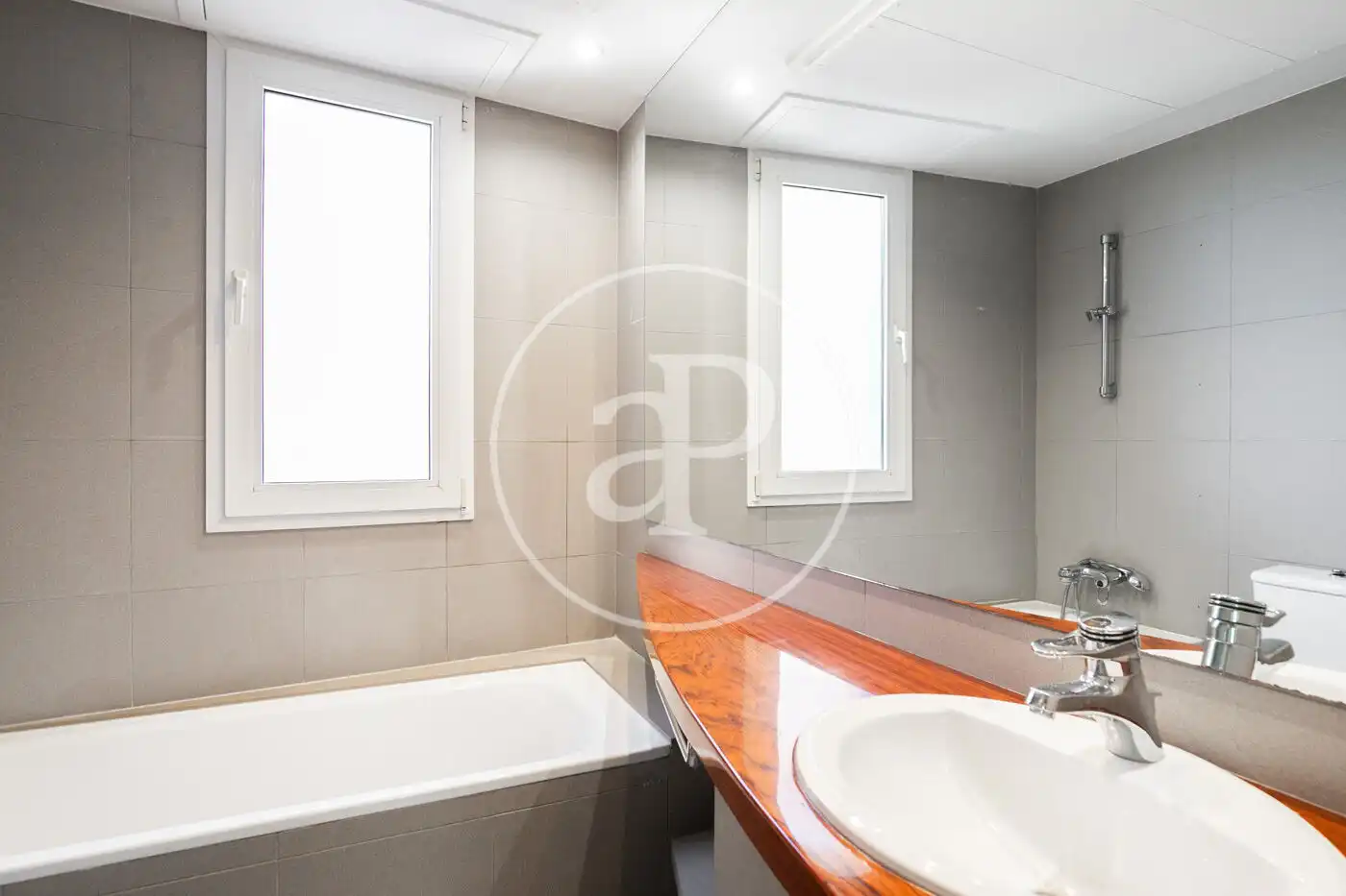 Bathroom of Houses for sale in Barcelona  with Air Conditioner, Heating and Terrace