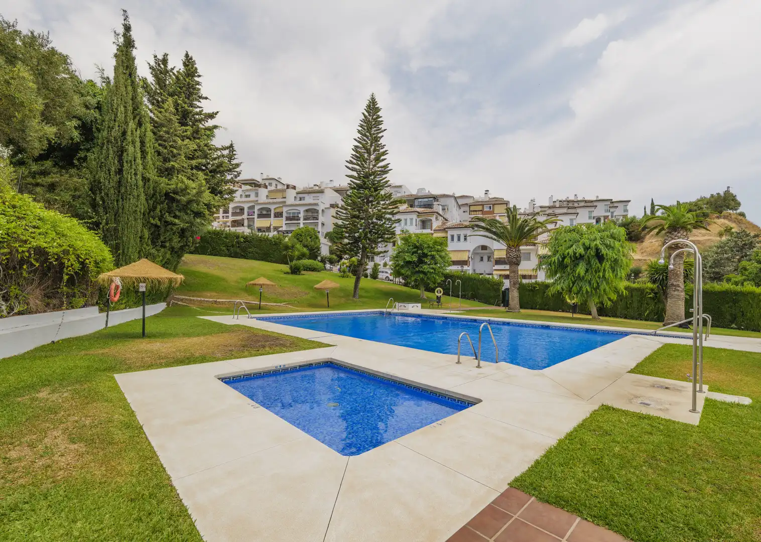 Jardín de Piso en venta en Mijas con Terraza, Piscina y Internet