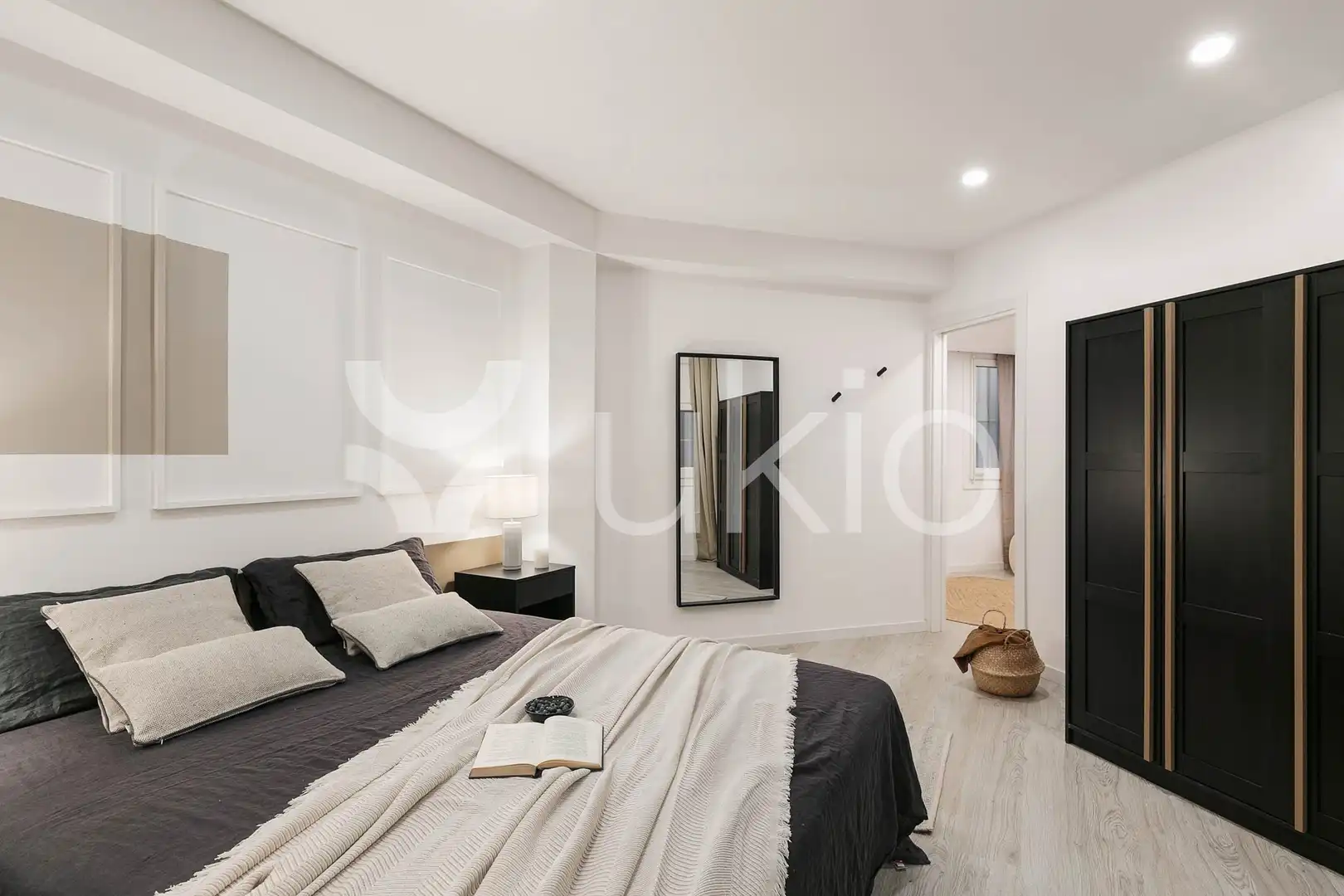 Dormitori de Apartament de lloguer en Barcelona amb Aire condicionat, Calefacció i Moblat