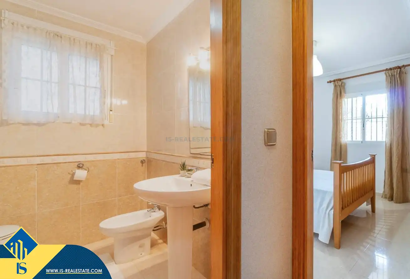 Baño de Apartamento en venta en Orihuela con Aire acondicionado, Calefacción y Jardín privado