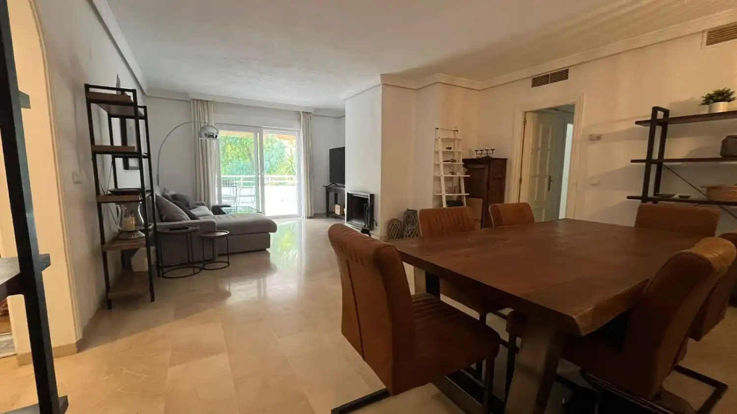 Menjador de Apartament de lloguer en Benalmádena amb Aire condicionat, Calefacció i Terrassa
