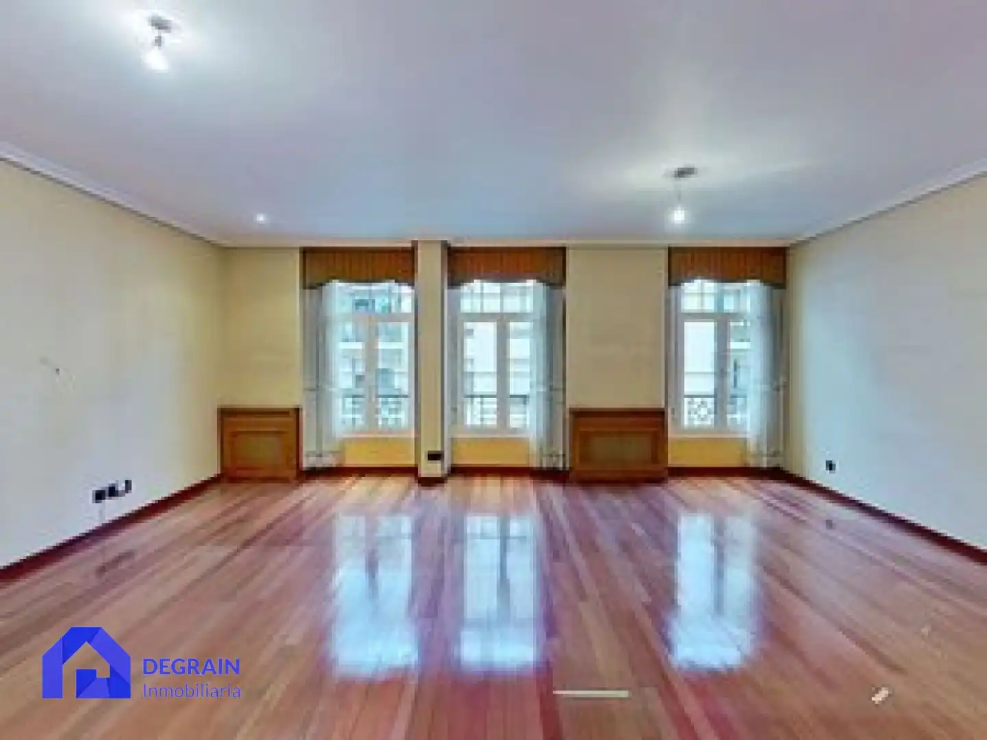 Sala d'estar de Pis en venda en Oviedo  amb Parquet, Traster i Balcó