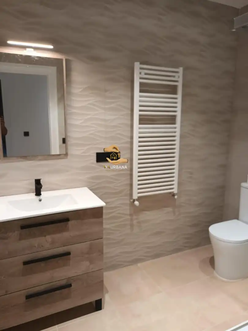 Baño de Piso de alquiler en Salamanca con Calefacción, Amueblado y Balcón