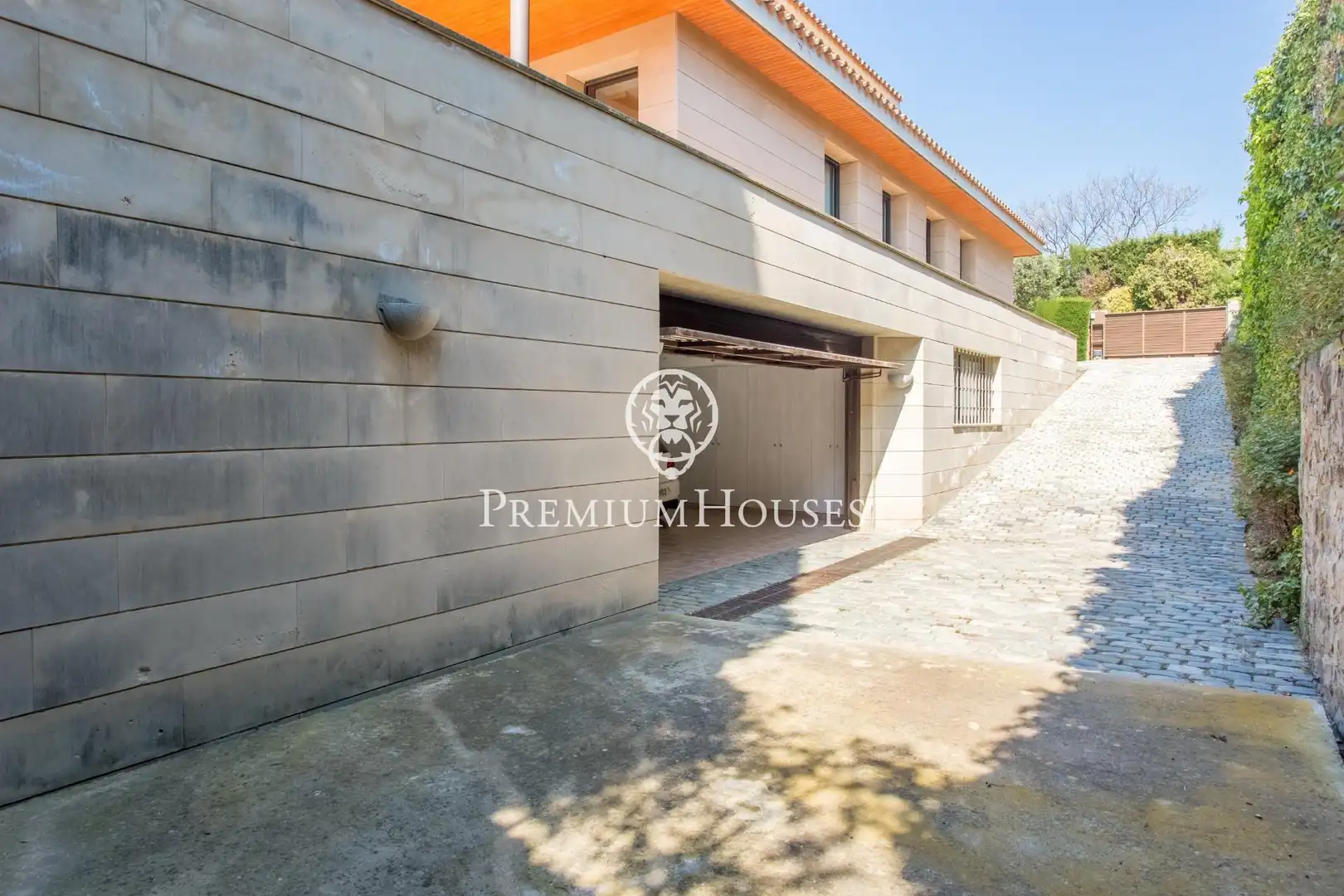 Vista exterior de Casa o xalet en venda en Alella amb Aire condicionat, Calefacció i Jardí privat