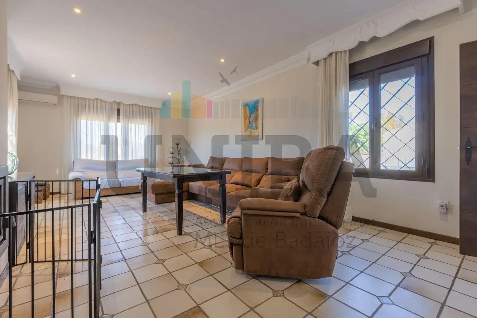 Sala d'estar de Casa o xalet en venda en Badajoz amb Aire condicionat, Jardí privat i Piscina