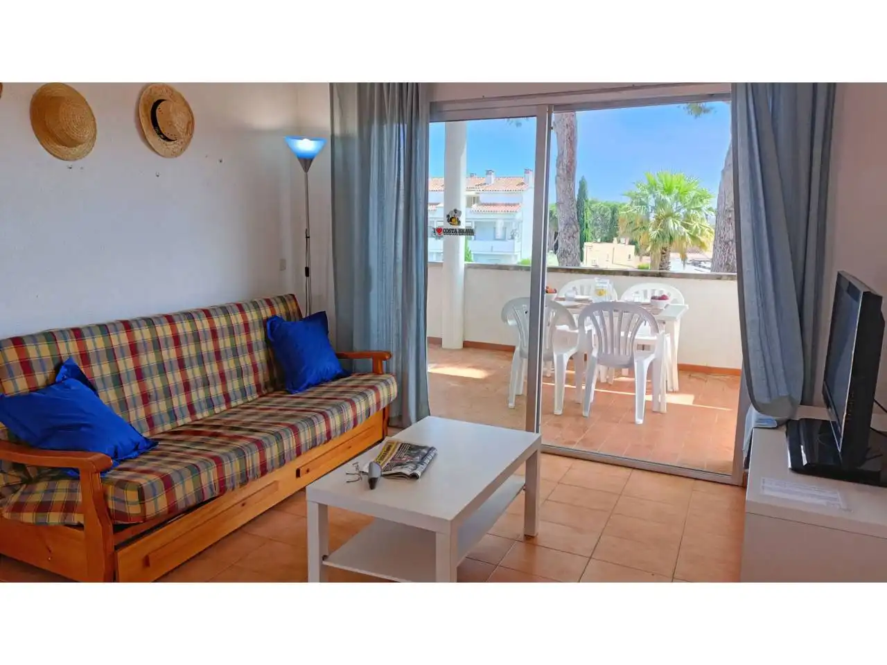 Sala de estar de Piso en venta en L'Escala con Terraza, Amueblado y Piscina comunitaria