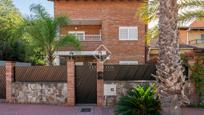 Vista exterior de Casa o xalet en venda en Gavà amb Aire condicionat, Terrassa i Piscina