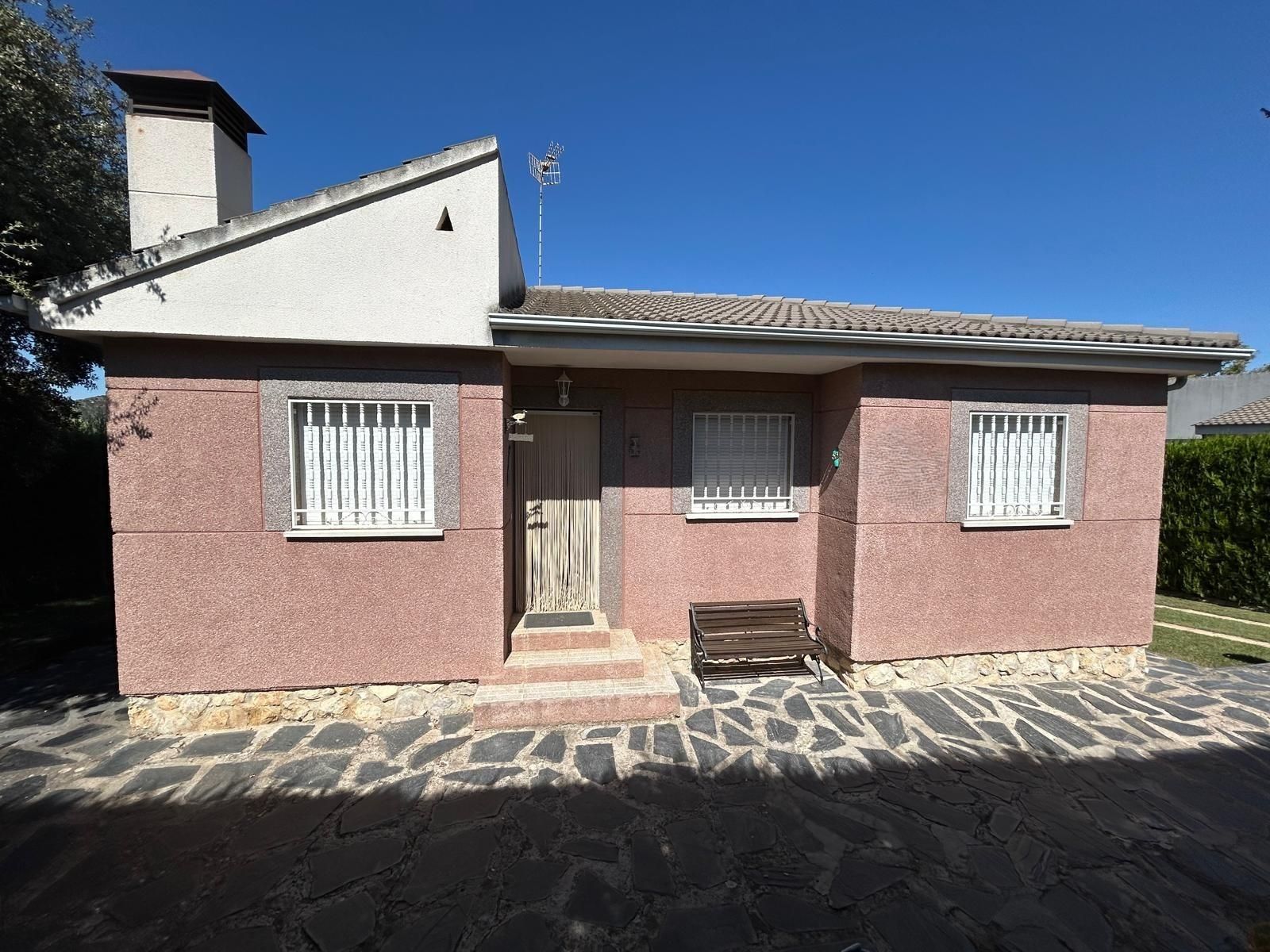 Vista exterior de Casa o xalet en venda en Fuentenovilla amb Calefacció, Jardí privat i Piscina