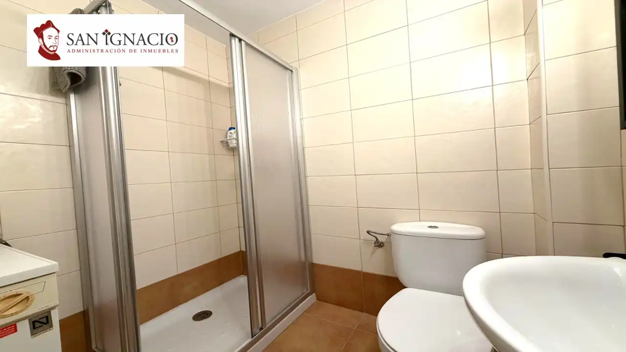 Bany de Pis en venda en Villarcayo de Merindad de Castilla la Vieja amb Calefacció, Moblat i Balcó