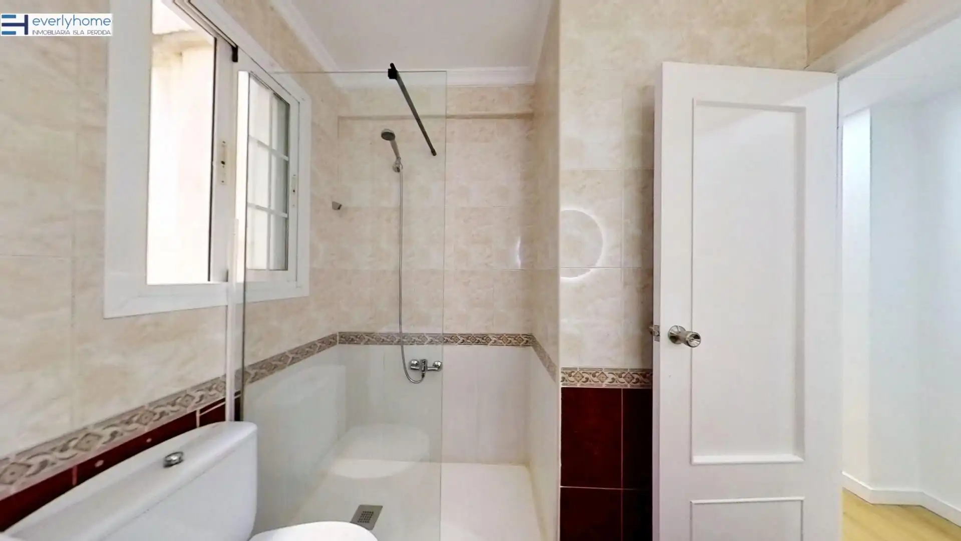 Baño de Piso para compartir en Valencia con Terraza, Amueblado y Balcón