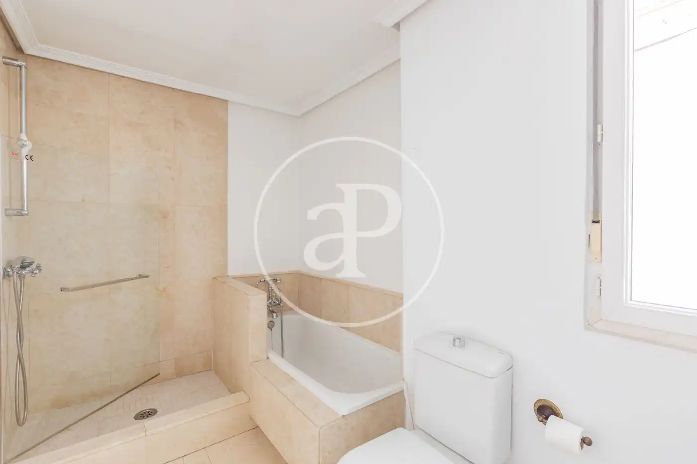 Bathroom of Flat for rent in Madrid  with Air Conditioner, Heating and Terrace