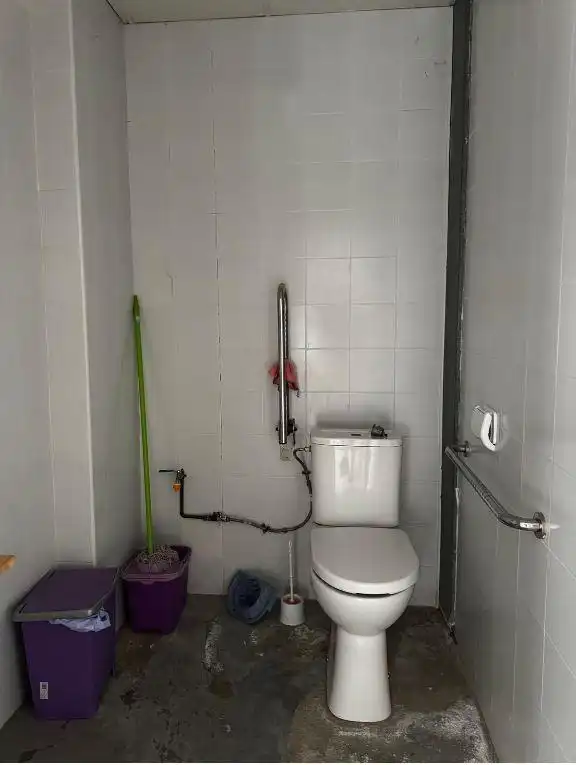 Badezimmer von Fabrikhallen zur Miete in Òdena