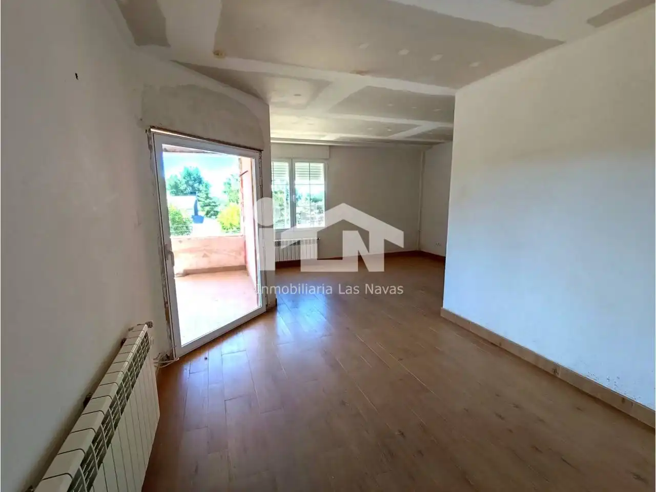 Sala d'estar de Casa o xalet en venda en Las Navas del Marqués  amb Calefacció, Jardí privat i Terrassa
