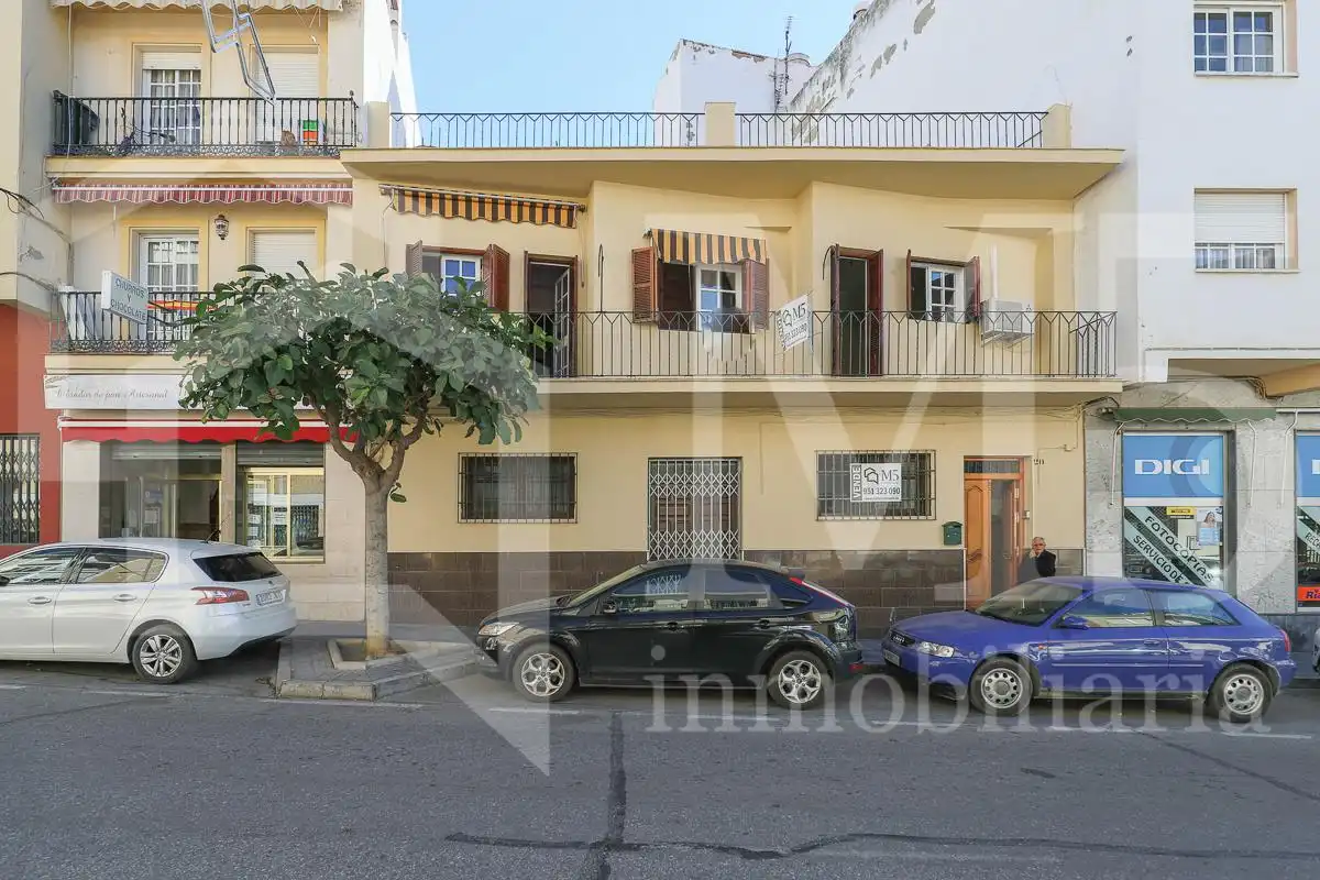 Vista exterior de Casa o xalet en venda en Vélez-Málaga amb Aire condicionat, Terrassa i Balcó