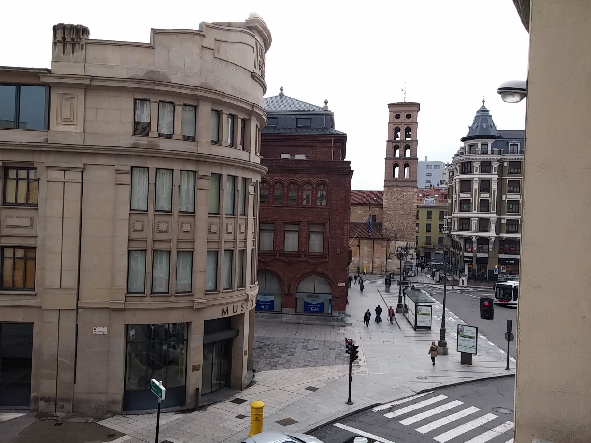 Exterior view of Flat for rent in León Capital   with Heating, Furnished and Oven