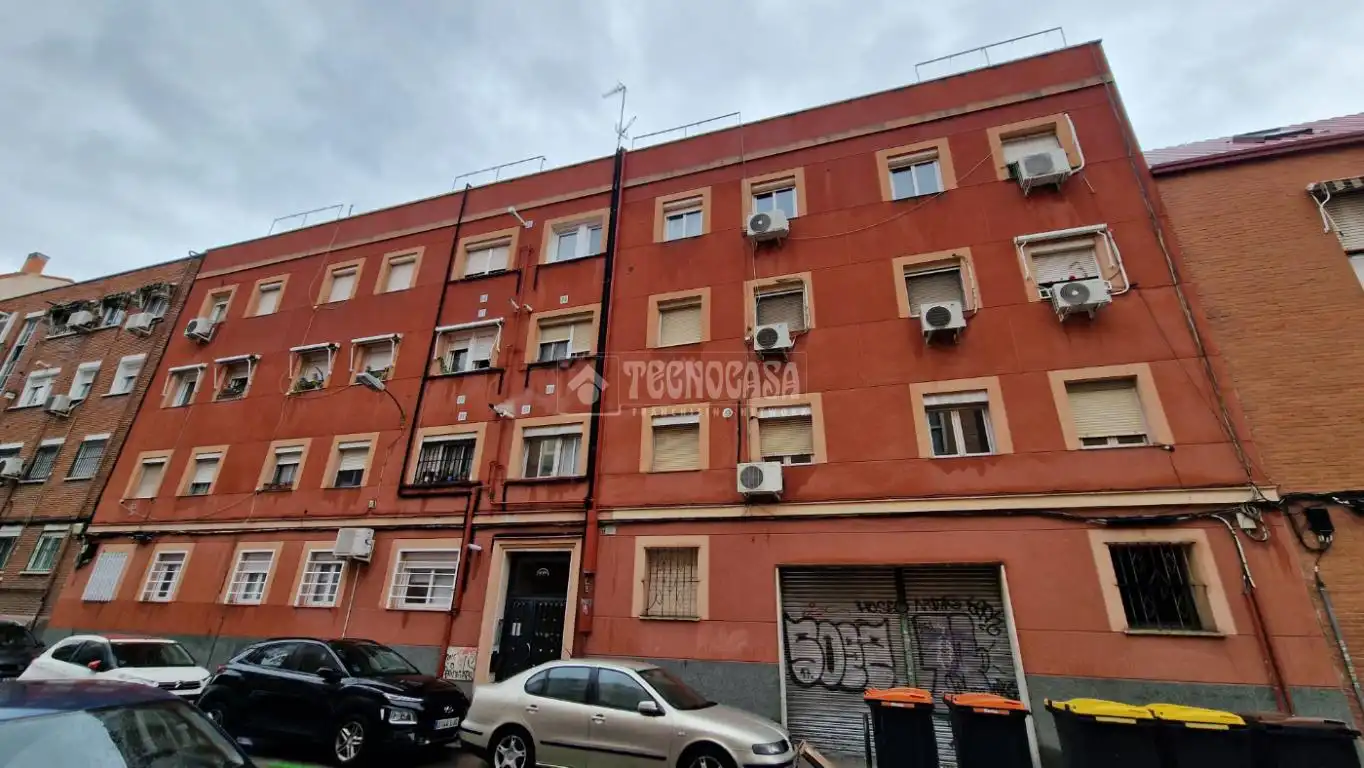 Vista exterior de Piso en venta en Madrid con Calefacción