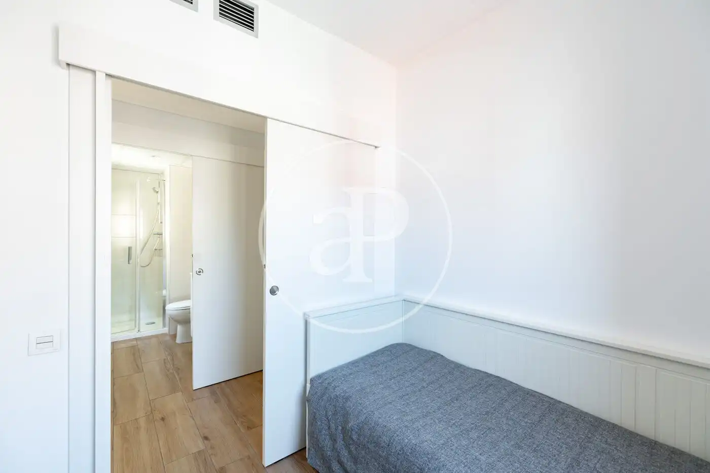 Bedroom of Flat for sale in Barcelona  with Air Conditioner, Heating and Community pool