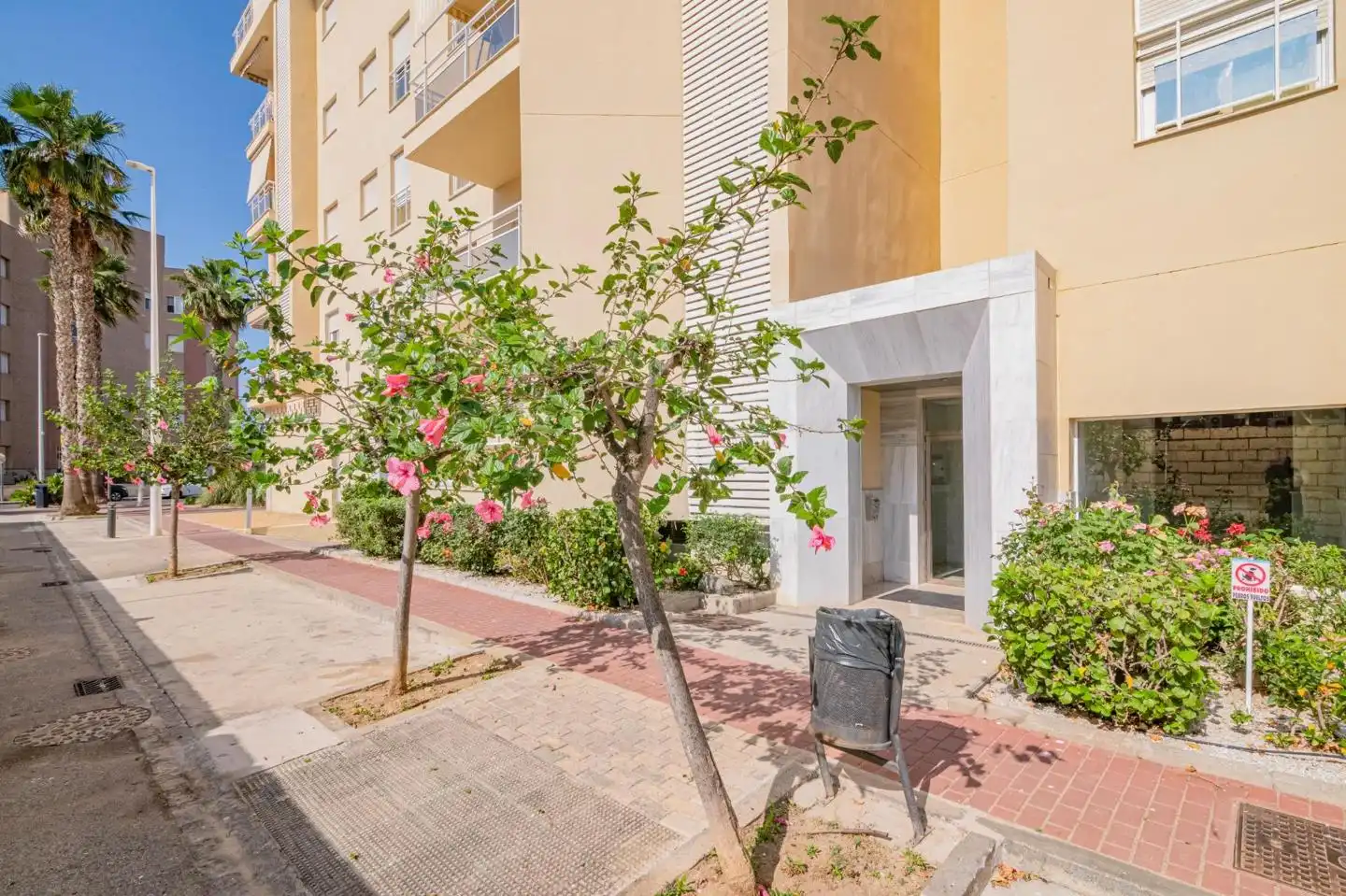 Vista exterior de Piso en venta en Motril con Terraza y Piscina comunitaria