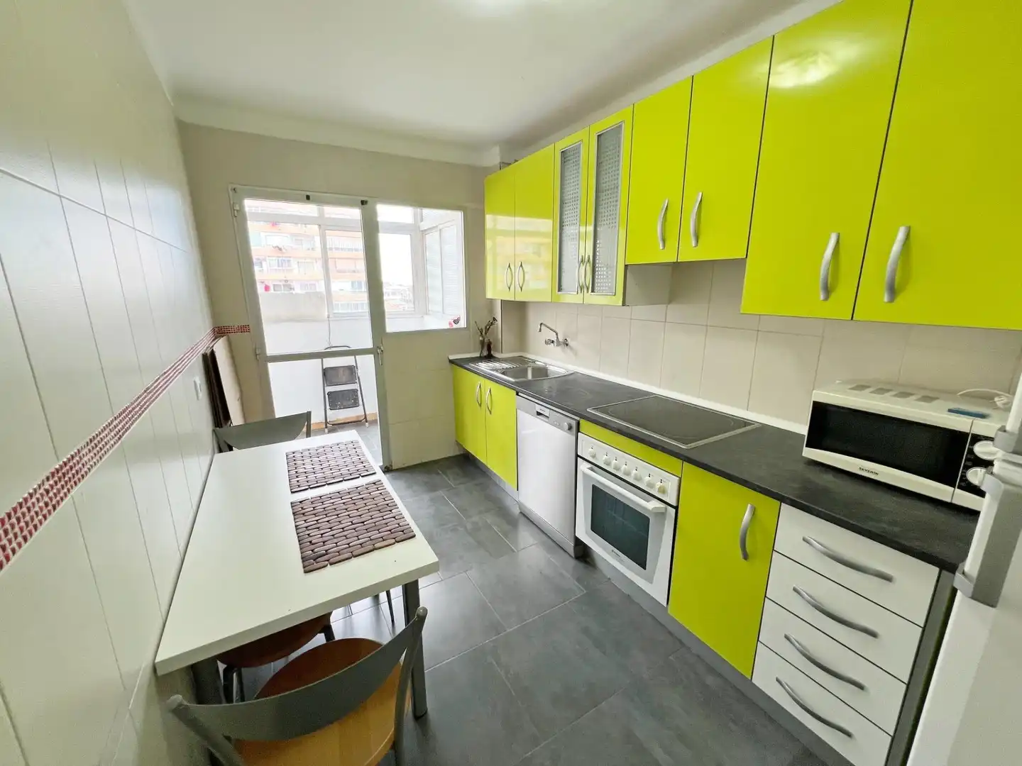 Küche von Wohnung zum Verkauf in Torremolinos mit Klimaanlage, Privatgarten und Terrasse