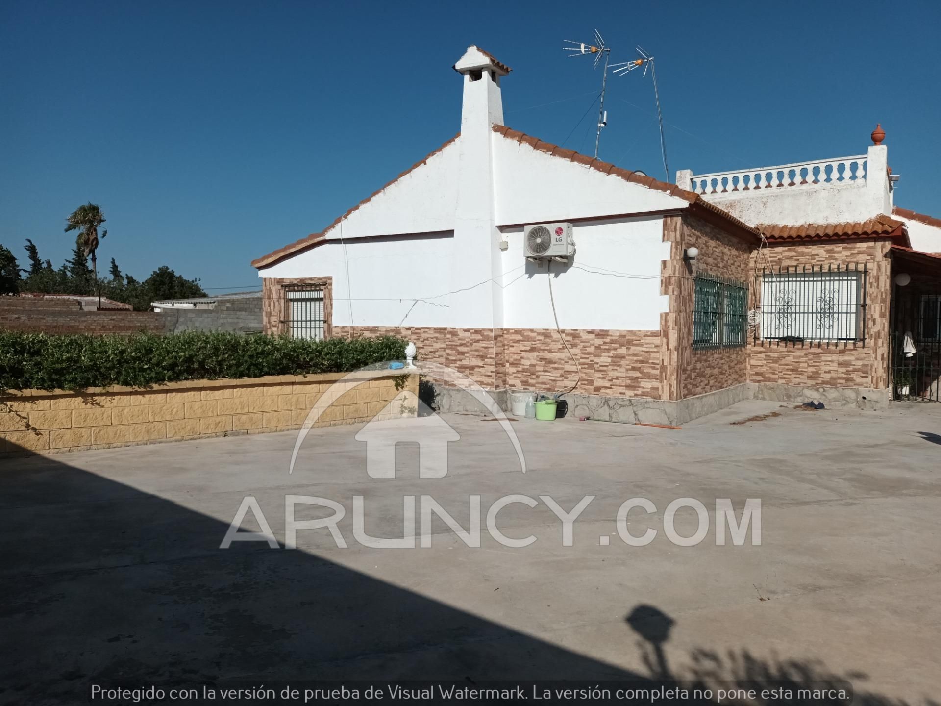 Vista exterior de Casa o xalet en venda en Chiclana de la Frontera amb Traster i Piscina