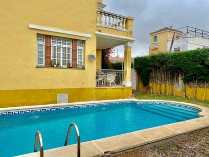 Piscina de Casa adosada en venda en Sanlúcar de Barrameda amb Aire condicionat i Piscina