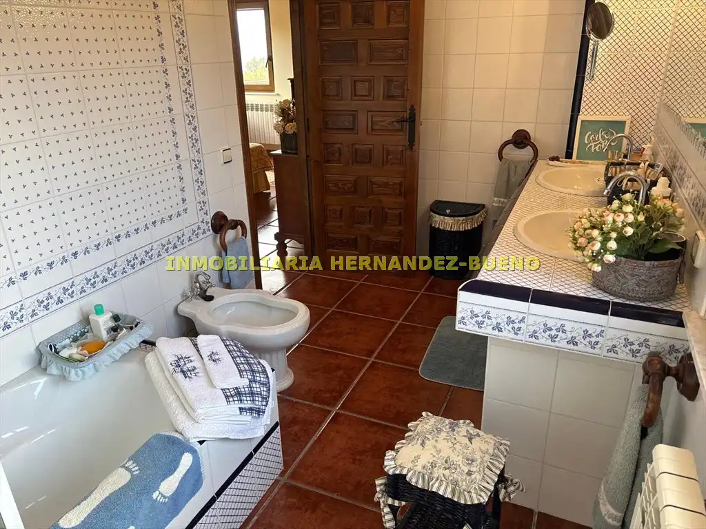 Bany de Casa o xalet en venda en Sequeros amb Calefacció, Jardí privat i Terrassa