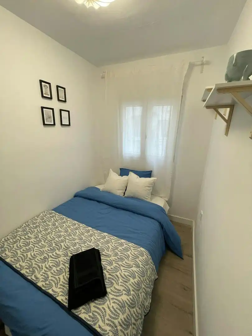 Bedroom of Flat for share in Valencia  with Washing machine